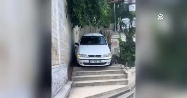 Navigasyonun yönlendirdiği sürücü, aracıyla merdivenlere girdi