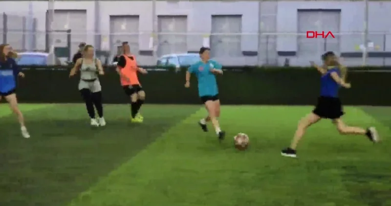 Kadınlar halı sahada futbol oynayıp stres attı