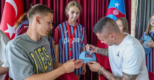 Trabzonspor un yıldızları Ukraynalı çocuklarla bir araya geldi Futbol Haberleri