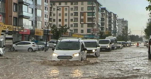 Malatya’da sağanak yağış hayatı felç etti: Yollar göle döndü VİDEO İZLE