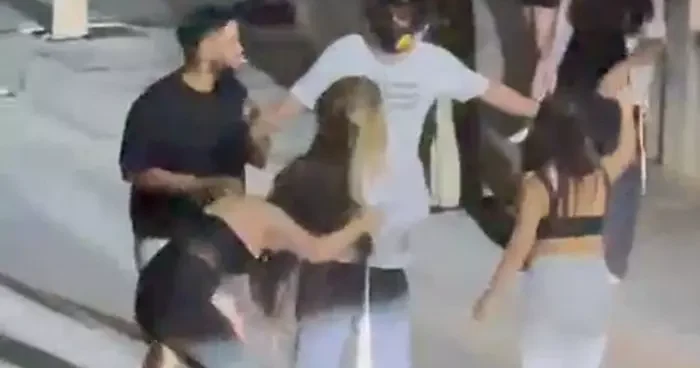Yer: Manisa... İki genç kızın saç saça kavgası kamerada