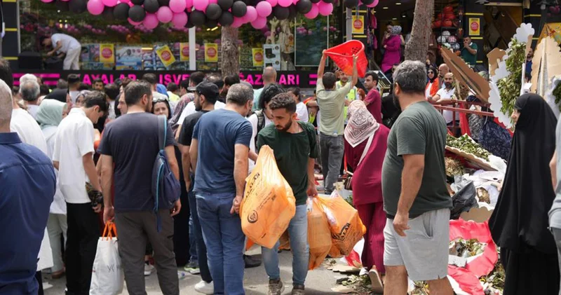 Başakşehir’de indirim izdihamı: Vatandaşlar fenalaştı