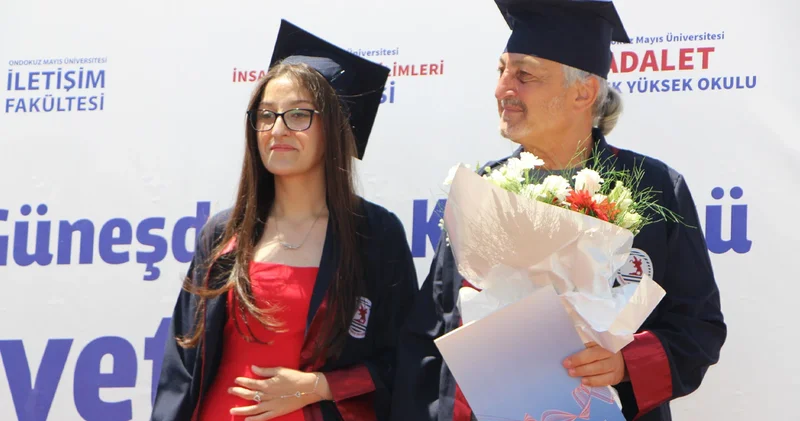 Kızını hastalığı nedeniyle 4 yıl boyunca okula getirip götüren baba mezuniyet töreninde sürpriz