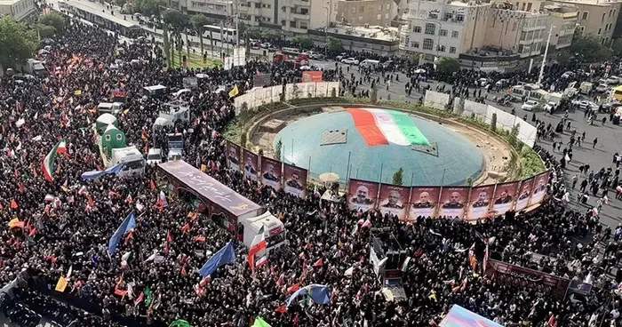 İsrail in saldırılarında hayatını kaybeden İranlı yetkililer ve bilim insanları için toplu cenaze töreni düzenlendi