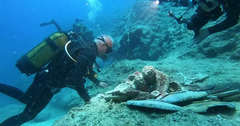 Bakan Ersoy, Antalya daki seramik batığına dalış yaptı