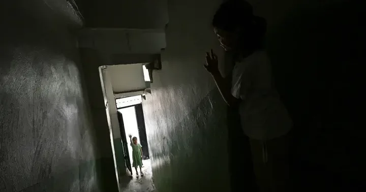 Nadir görülen hastalığı gün ışığına hasret bıraktı! 10 yaşındaki Cemile, hayatını karanlıkta geçiriyor