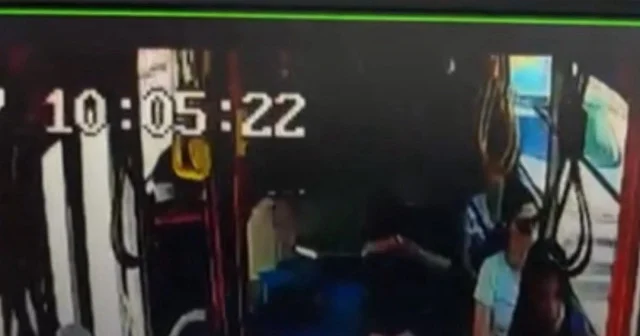 Adana daki bir halk otobüsünde emekli hakimden telefonlu taciz iddiası VİDEO İZLE