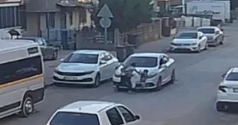 Aniden yola fırlayan çocuk ile onu kurtarmaya çalışan annesine araba çarptı