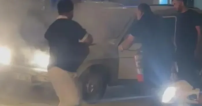 Seyir halindeyken alev alan otomobilin yardımına vatandaşlar yetişti