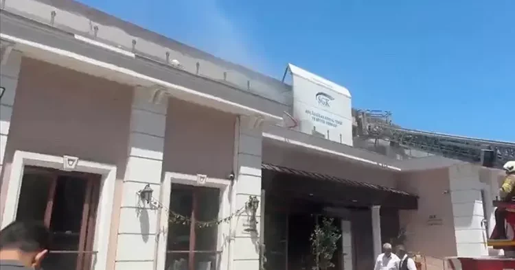 Üsküdar da sosyal tesis yandı: İtfaiyenin çalışması sonuç verdi