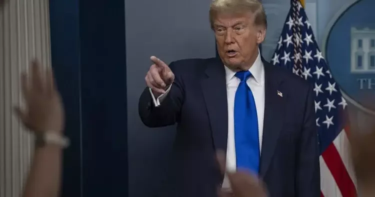 Trump: 100 milyarlarca dolar kazandırabilir ama o bir aptal