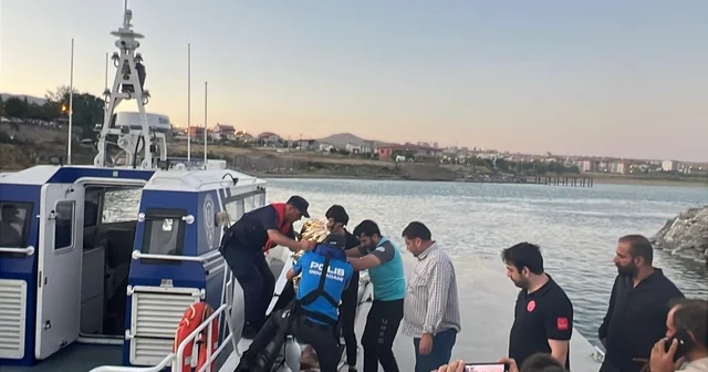 Van Gölü nde akıntıya kapılan genci deniz polisi kurtardı Bitlis Haberleri