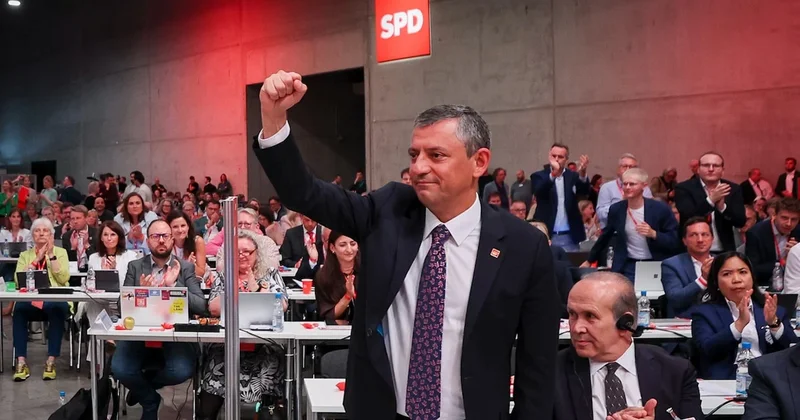 Özgür Özel ayakta alkışlandı: Kurtuluş yok tek başına, ya hep beraber ya hiçbirimiz Sözcü Gazetesi