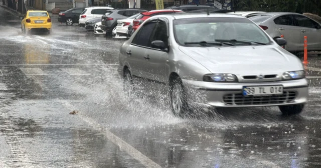 Kırklareli ni sağanak vurdu: Cadde ve sokaklarda su birikintisi oluştu Gündem Haberleri