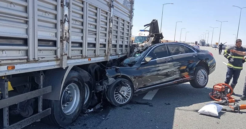 Otomobil TIR a ok gibi saplandı: 2 ölü, 1 yaralı Sözcü Gazetesi