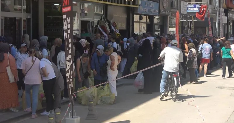 Mağaza açılışında indirim izdihamı