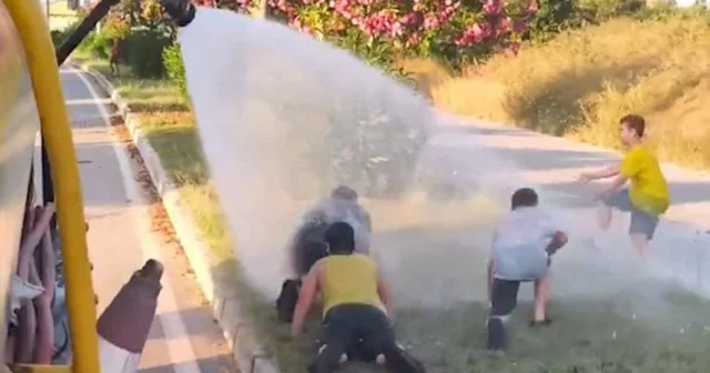 Manavgat ta su aracından çocuklara serin sürpriz VİDEO İZLE