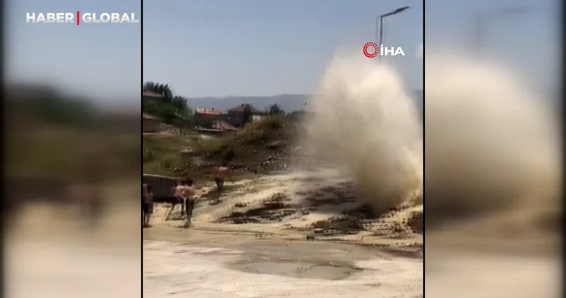 Yüksekova da patlayan su hattı çocukların serinleme durağı oldu