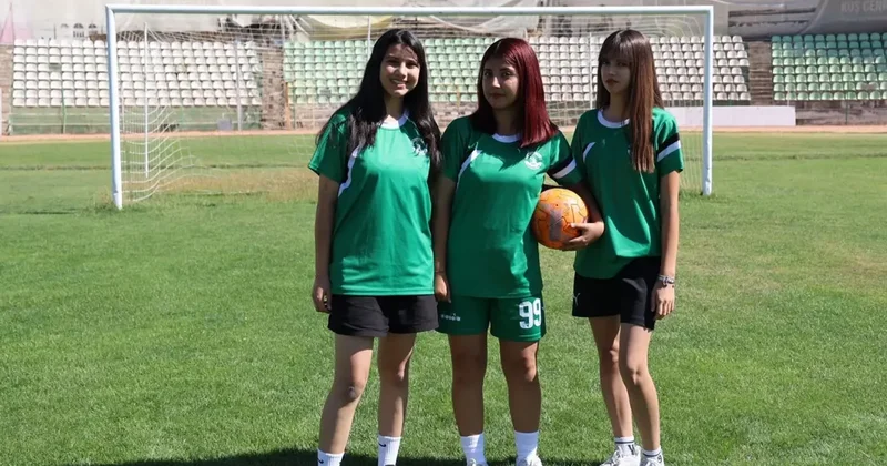 3 kız sporcu Futbol erkek işi diyenlere cevabı sahada verdiler