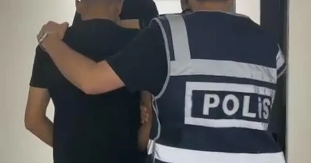 İzmir de düğündeki ihbara giden polis, ruhsatsız tabanca ve tüfekler ele geçirdi; 2 tutuklama İzmir Haberleri