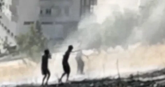 Ekiplerin yangınına müdahalesi çocuklar için eğlenceye dönüştü VİDEO İZLE