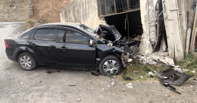 Bitlis te otomobil duvara çarptı: Bir ölü dört yaralı Gündem Haberleri
