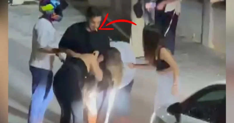 Ağzında sigara ile kadınların kavgasını ayırmaya çalıştı