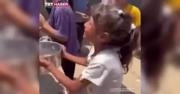 Gazzeli kız çocuğunun açlıktan yalvarışı yürek parçaladı: Doldur ne olur, yalvarıyorum