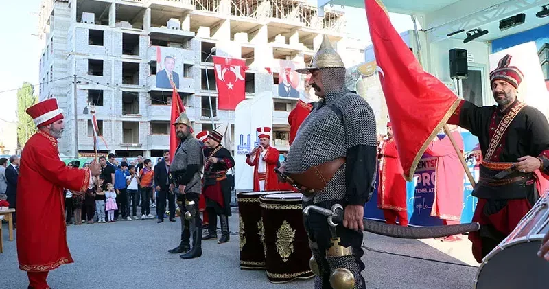 Erzurum da mehteran takımının seslendirdiği hücum marşının ardından temel atıldı, anahtar teslimi yapıldı