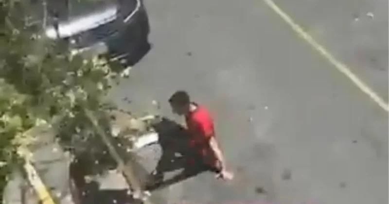 Kendisini yakalayan market çalışanını tekme tokat dövdü