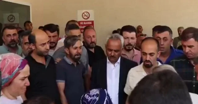 Erzurum da meydana gelen göçük sonrası taş ocağı işçilerinin yakınları hastane önünde gözyaşlarına boğuldu VİDEO İZLE