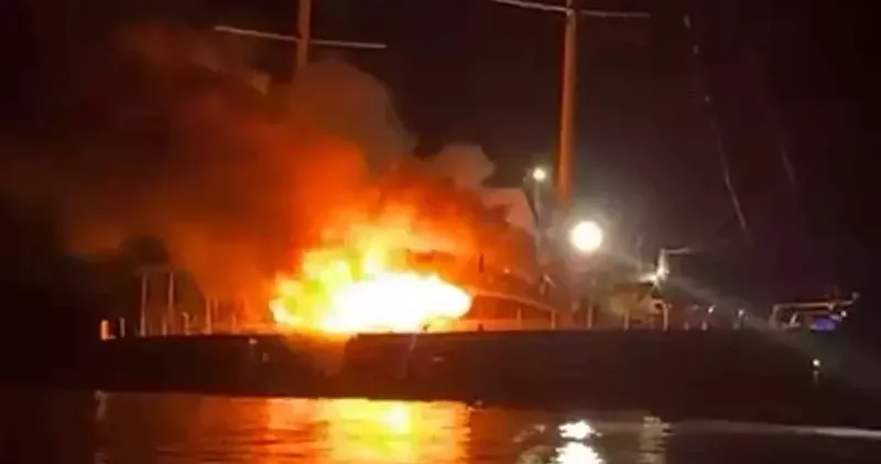 Muğla da marinada demirli gulet tekne, çıkan yangında battı