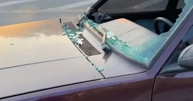 Otomobilin çarptığı emekli albay öldü, çevredekiler ışıklandırma için yolu kapattı Çanakkale Haberleri