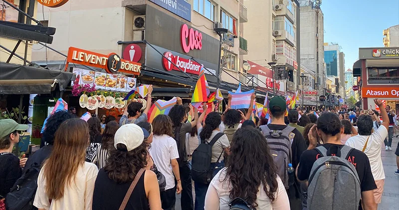 13. İzmir Onur Yürüyüşü yapıldı: Doğduğumuz, aşık olduğumuz, yürüdüğümüz sokakları terk etmeye niyetimiz yok