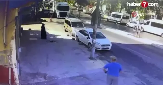 Sultanbeyli de yokuş aşağı kayan tır, park halindeki 5 araca çarptı