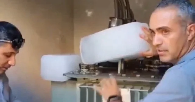 İzmir de elektrik kesintisine ilkel müdahale: Trafoyu buzlarla soğutmaya çalıştılar VİDEO İZLE