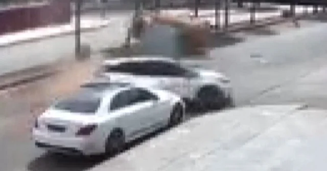 Diyarbakır da otomobile çarpan ticari taksi takla attı VİDEO İZLE