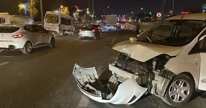 Servis minibüsü, sağ şeritte duran araca çarptı: 2 yaralı