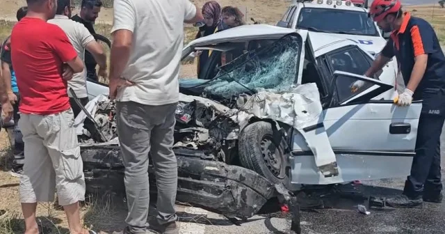 Aksaray da otomobil ile kamyonet kafa kafaya çarpıştı VİDEO İZLE
