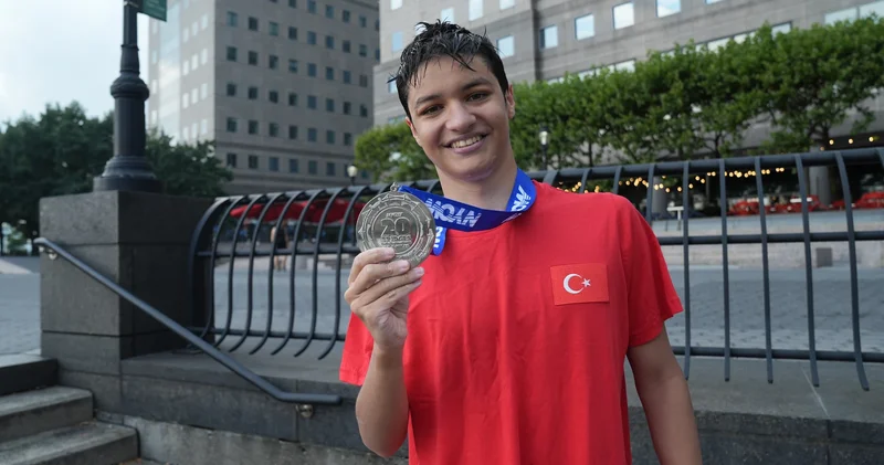 Nevzat Arda Ağır, New York’ta 46 km’lik yüzme parkurunu tamamlayan en genç Türk oldu! Başarısını kanserle mücadele edenler vakfına adadı.