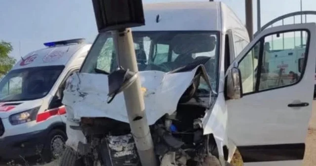 Giresun da minibüs ile otomobil çarpıştı: 13 yaralı Giresun Haberleri