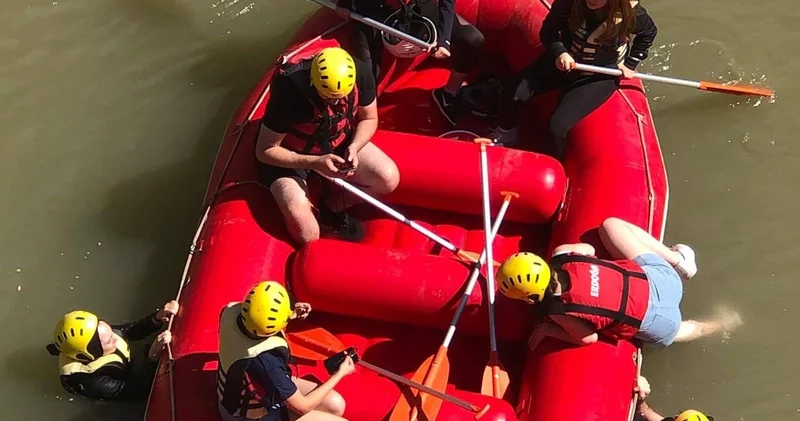Kavurucu sıcaklarda rafting yaparak serinlediler