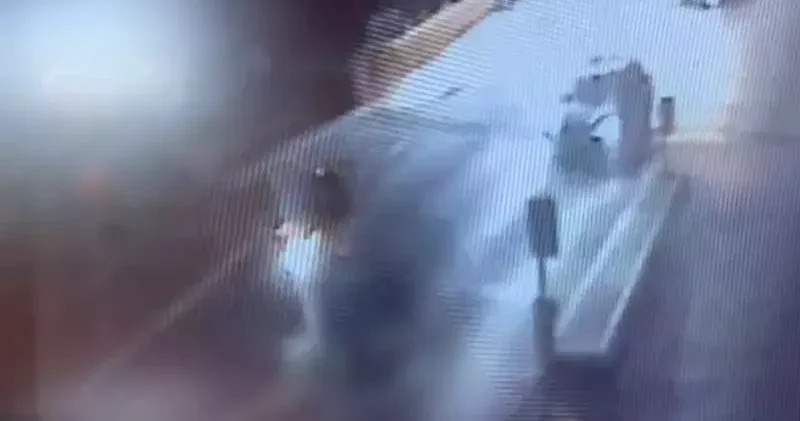 Sarıyer’de motosikletli saldırganların otoparka silahlı saldırı düzenlediği anlar kamerada