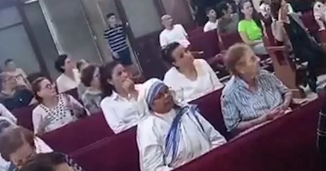 Gazze de Kutsal Aile Kilisesi nde insanlar barış için dua ederken İsrail bombasıyla sarsıldılar VİDEO İZLE