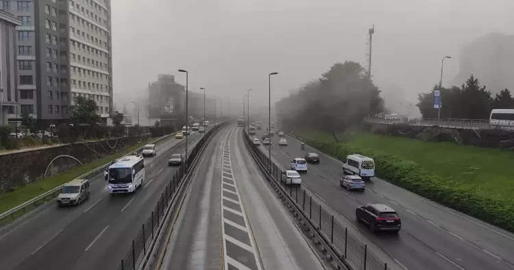 İstanbul sis altında kaldı: Görüş mesafesi düştü