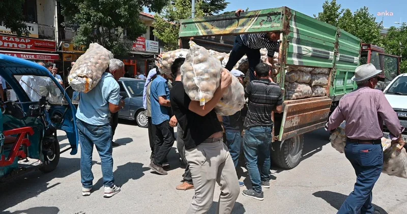 Alan olmayınca çuval çuval dağıttı! Elinde hiçbir şey kalmadı