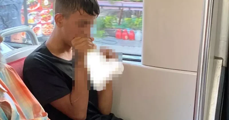 Kimseye aldırmadan zehrini soludu, yolcular da bir şey diyemedi