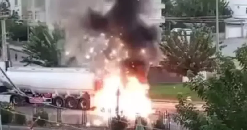Tankere arkadan çarpıp alev alan otomobildeki patlama kamerada