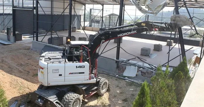 Nilüfer de iki kaçak yapı yıkıldı