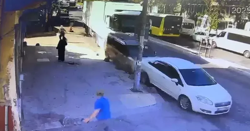 Sultanbeyli de kaza sonrası tutanak tutulurken kayan TIR 5 araca ve markete çarptı
